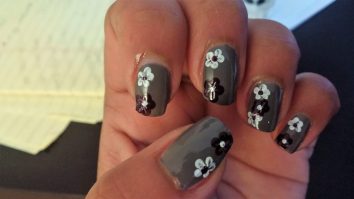 Grey flowers manicure